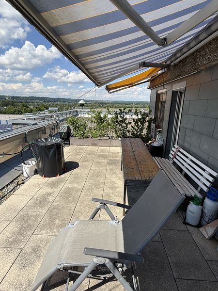 Penthouse-Wohnung im 9. Obergeschoss –grosse Dachterrasse, offener Kamin und Fernsicht
